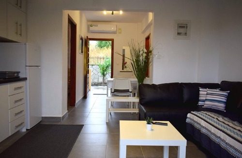Agios Nikolaos Apartment | Apt - Sleeps 4 - Pets Ok - Parking - Balcony