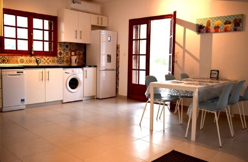 Agios Nikolaos Apartment | Apt - Sleeps 5 - Pets Ok - Balcony - Parking
