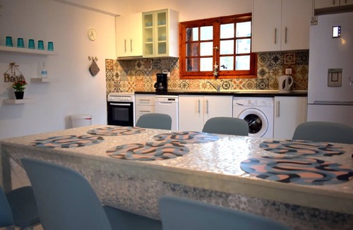 Agios Nikolaos Apartment | Apt - Sleeps 5 - Pets Ok - Balcony - Parking