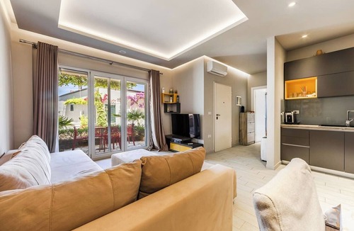 Orikum Apartment | Aquamarine Poolside Apartment | 1BR & Free Parking by PikHost