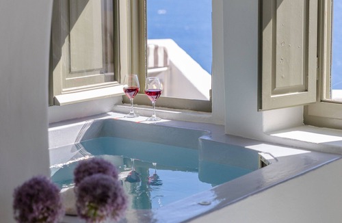 Oia Villa | Aris Cave indoor plunge pool