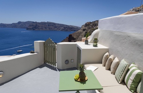 Oia Villa | Aris Cave indoor plunge pool
