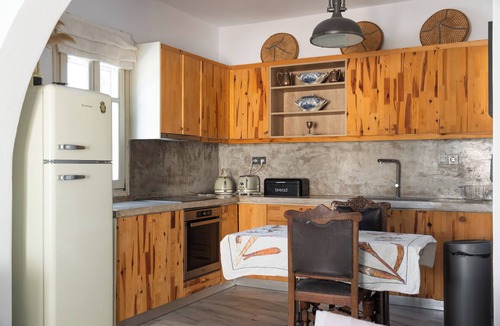 Paros Villa | Artist Villa.1km Beach.2 king beds/3 bathrooms. Bijoux design Sleeps 6. Jacuzzi.