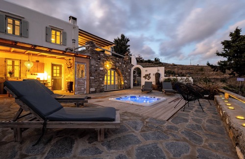 Paros Villa | Artist Villa.1km Beach.2 king beds/3 bathrooms. Bijoux design Sleeps 6. Jacuzzi.