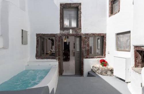 Oia Villa | Astrea Suites "Ostria Cave Villa-outdoor Jacuzzi"