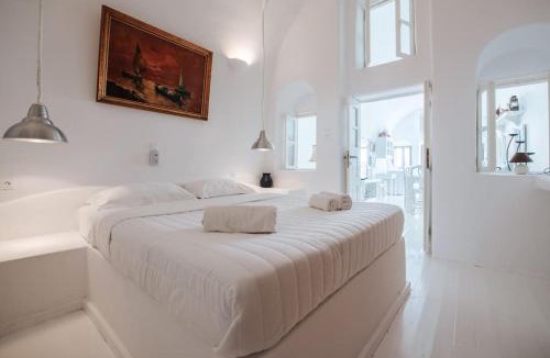 Oia Villa | Astrea Suites "Ostria Cave Villa-outdoor Jacuzzi"
