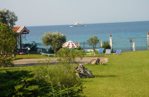 Nea Skioni House | Aus dem Garten direkt an den Strand by Interhome