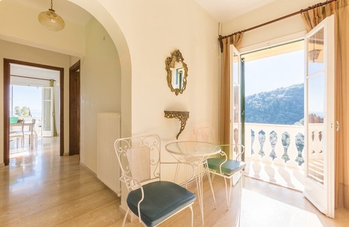 Agni Apartment | Bakers House Upper: Walk to Beach, A/C, WiFi, Car Not Required