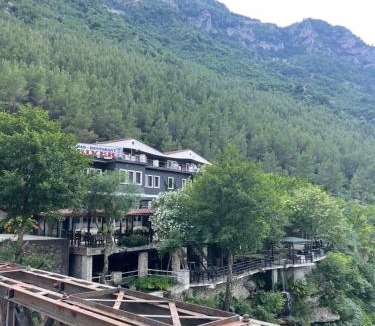 Albania Hotel | Bar-Restaurant-Hotel River
