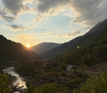 Albania Hotel | Bar-Restaurant-Hotel River