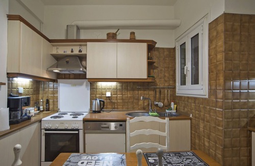 Piraeus Apartment | Baroness Apt Piraeus Ctr 3BR, 2BA, AC, Walk to sea
