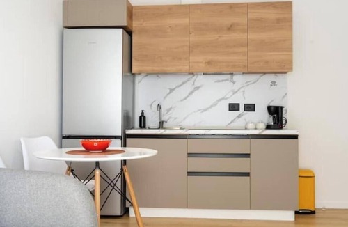Tirana Apartment | Barrikada-E – Central Tirana Apartments with Balcony & Netflix