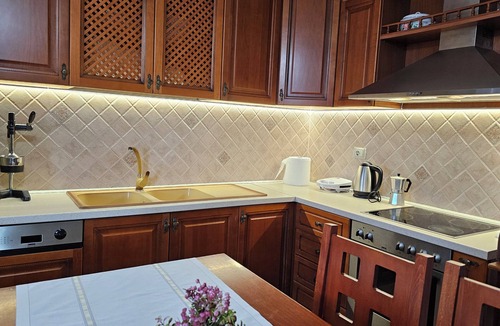 Tirana Apartment | Bazaar’s Eye, Central, Free Parking, Large Terrace