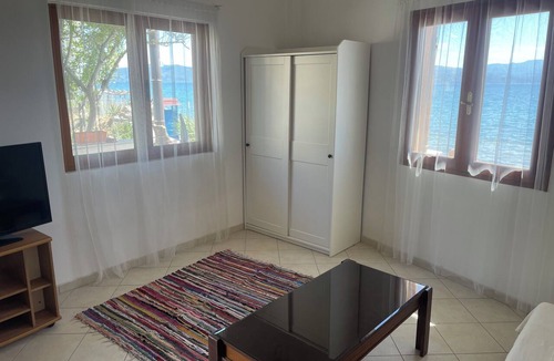 Amarinthos Apartment | Beach House in Amarynthos with Direct Sea Access