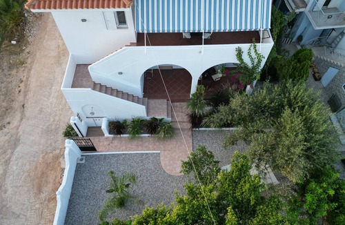 Vivari Condo | Beachfront Apartment with a View of the Garden