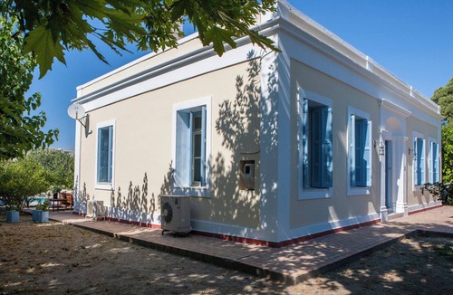 Ixia Villa | Beachfront, Pool, Chic- Live in Style: Pyrgo Villa