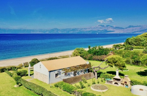 Acharavi Villa | Beachfront Villas Stato Da Mar by DadoVillas