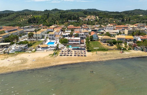 Kavos Bed & Breakfast | Bed and Breakfast The Kavos Sandy Inn – Quadruple Room with Shared Pool, Wi-Fi, and Air Conditioning