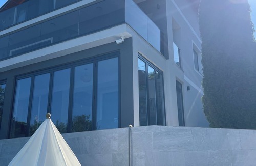 Udenisht Apartment | Bella Vista Lake Villa Jacuzzi Balcony Perfect for Groups