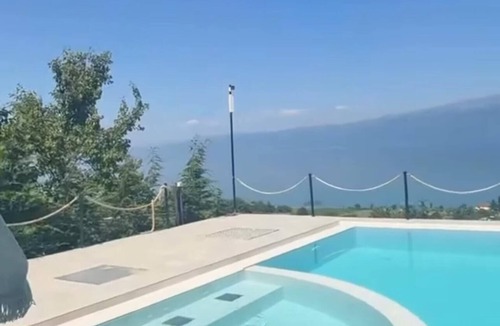 Udenisht Apartment | Bella Vista Lake Villa Jacuzzi Balcony Perfect for Groups