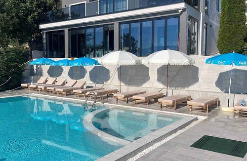 Udenisht Apartment | Bella Vista Lake Villa Jacuzzi Balcony Perfect for Groups