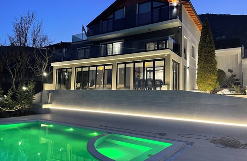 Udenisht Apartment | Bella Vista Lake Villa Jacuzzi Balcony Perfect for Groups