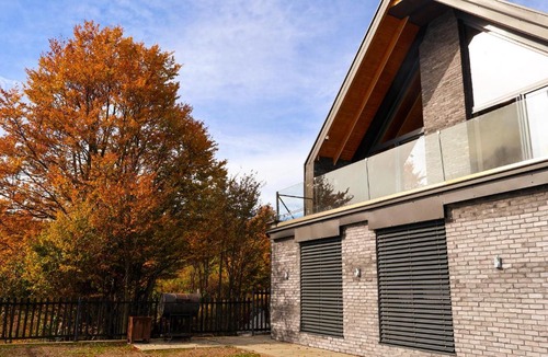 Hoçë e Qytetit Villa | Black Villa Chalet