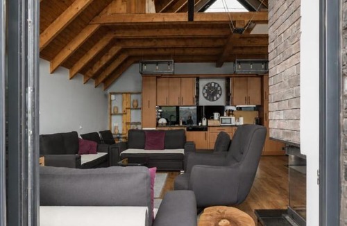 Hoçë e Qytetit Villa | Black Villa