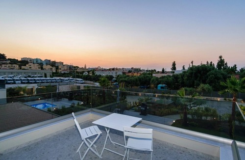 Daratsos Villa | Brand New Lux villa★Walk to ALL★Heated Private Pool★BBQ