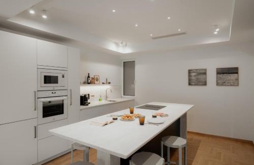 Mousio Apartment | Bright & Luxurious 3BR Suite Near Metro By Museum
