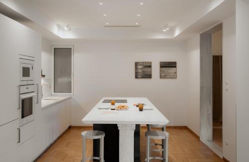 Mousio Apartment | Bright & Luxurious 3BR Suite Near Metro By Museum