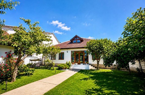 Mejë House | Bujtina Genci & Gonxhe - by Garden Guesthouse