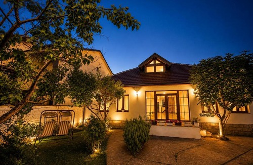Mejë House | Bujtina Genci & Gonxhe - by Garden Guesthouse