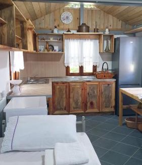 Fushebardhe House | Bujtina Peshtan Guesthouse&Camping
