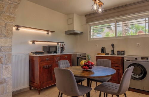 Heraklion Apartment | Casa di Tzaki Stone House with Garden & BBQ