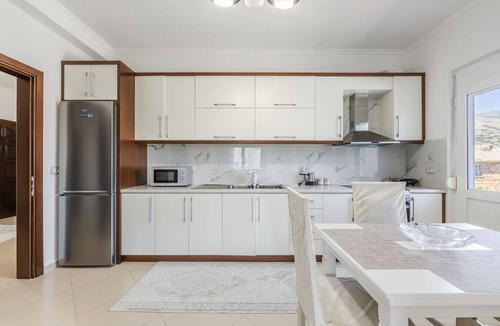 Lazarat Apartment | Castle Serenity Home | 3BR with Free Parking