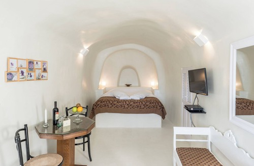 Oia Hotel | Cave Nest Junior Suite with Caldera View *access via numerous steps