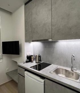 Psirri Apartment | Central Athens Minimal Studio - Εrifili