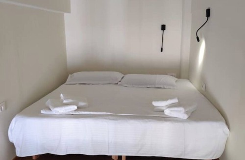 Qender Hotel | Charming Duplex for 6 in the Heart of Saranda – Steps from the Beach