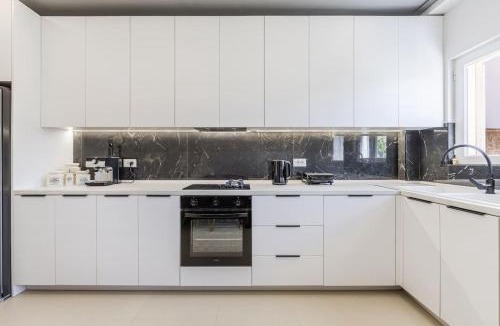 Shkoder Villa | Charming Townhouse Shkodër Central Stay by PikHost