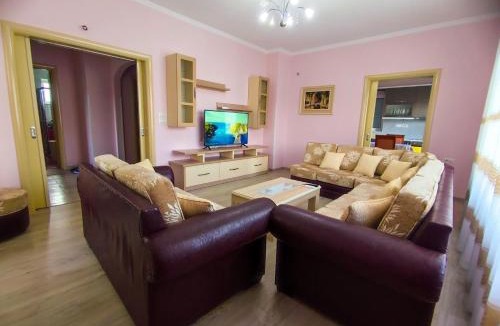 Gjirokaster Apartment | Cheerful 2 bedroom villa with free parking.