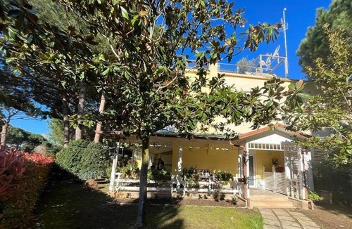 Ishem Villa | Cheerful 4-bedroom villa with indoor fireplace.