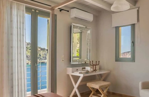 Frourion House | Chic 3-BR Villa Infinity Pool Sunset View