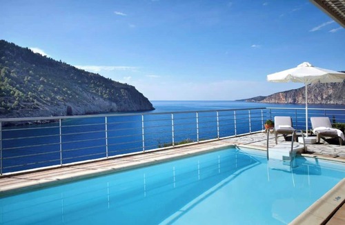Frourion House | Chic 3-BR Villa Infinity Pool Sunset View