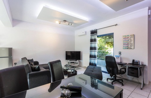 Houdetsi Villa | Close to Sandy Beach & Amenities