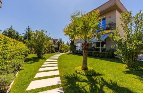Ishem Villa | Coastal Bloom Villa Garden & BBQ by PikHost