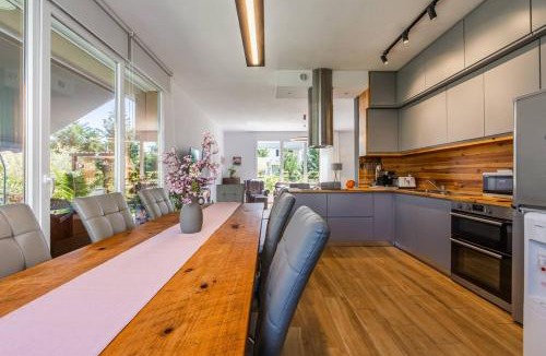 Ishem Villa | Coastal Bloom Villa Garden & BBQ by PikHost