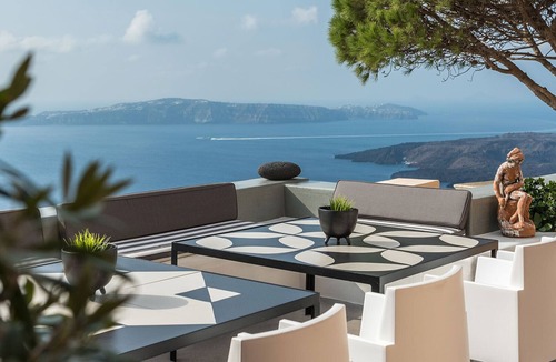 Fira Villa | Coat of Arms Mansion