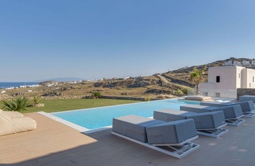 Xilokeratidi Villa | Contemporary Design Meets Aegean Bliss