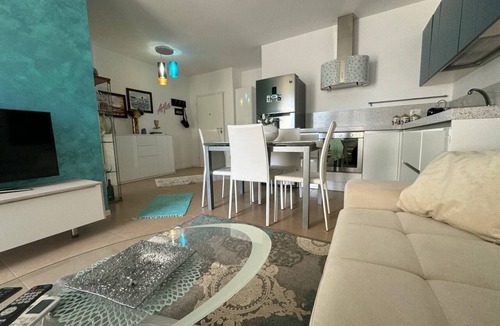 Durres Apartment | Cosy Apartment offers direct beachfront access and sea view